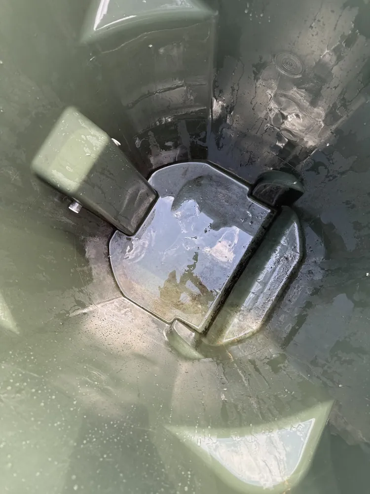 Clean trash can bottom after 190 degree hot water cleaning
